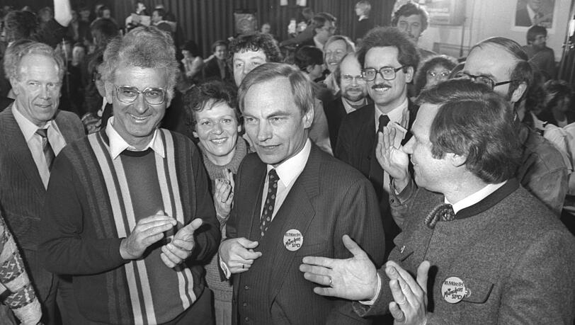 Am Abend von Schorsch Kronawitters Wahl 1984: Hahnzog links neben dem OB, hinter ihm der junge Christian Ude