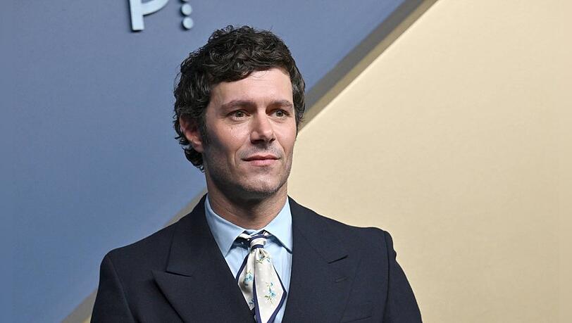 Adam Brody ist ab 22. Oktober in der dritten Staffel der Netflix-Serie "Nobody Wants This" zu sehen. Adam Brody ist ab 22. Oktober in der dritten Staffel der Netflix-Serie "Nobody Wants This" zu sehen.
