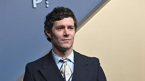 Adam Brody ist ab 22. Oktober in der dritten Staffel der Netflix-Serie "Nobody Wants This" zu sehen.