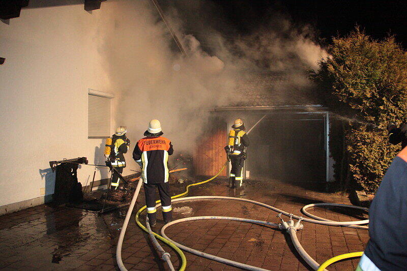 Zu einem Garagenbrand in Dörfl wurden mehrere Feuerwehren alarmiert. Das Feuer ist vermutlich im Dachbereich der Garage ausgebrochen und griff auf das Wohnhaus über.