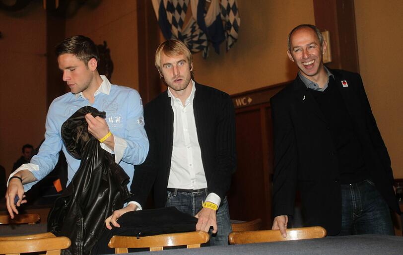 Auch die Spieler kamen zur Delegiertenversammlung des TSV 1860 München: Daniel Bierofka und Dominik Stahl stehen bei Trainer Reiner Maurer.