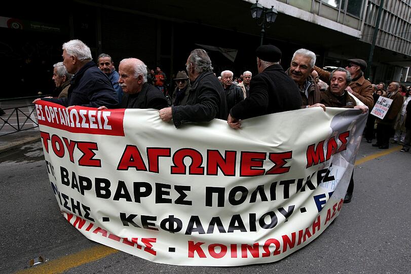 Krise, Krawalle, Streiks, Ausschreitungen: Griechenland kommt nicht zur Ruhe, die Proteste spitzen sich zu - der Sparzwang ersticke das Land, meinen viele Europaparlamentarier