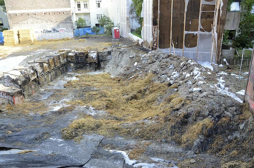 Schwabing am Tag nach der Bombensprengung: Die Spuren der Detonation sind deutlich zu erkennen, teilweise hat sie schwere Schäden verursacht. Derzeit werden die Schäden an den Gebäuden der Umgebung erfasst.