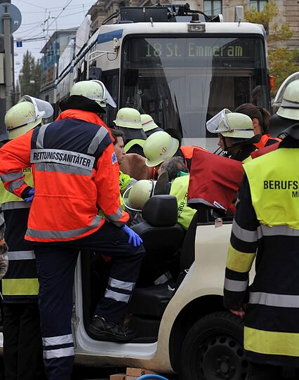 Die
Bahn hatte das Taxi nach ersten Erkenntnissen der Polizei seitlich
erfasst.
