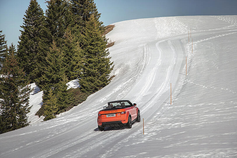 Frischluft-Vergnügen und gute Geländefähigkeiten: Dank der bekannten Allrad-Technik des Evoque schrecken das Range Rover Evoque Cabrio weder knifflige Steigungen noch rutschige Pisten.