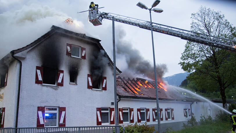 Die Feuerwehr musste am Samstagmorgen ein Feuer in einem Wirtshaus in Bad Reichenhall löschen. Die Bilder.