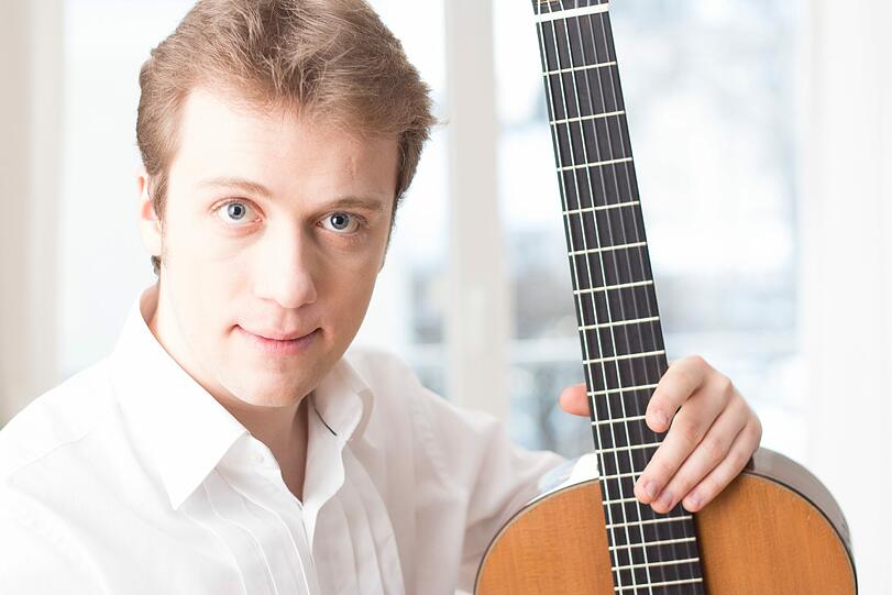 Der Gitarrenspieler Sanel Redzic tritt während der Balkantage 2014 in München auf.