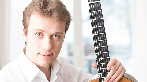 Der Gitarrenspieler Sanel Redzic tritt während der Balkantage 2014 in München auf.