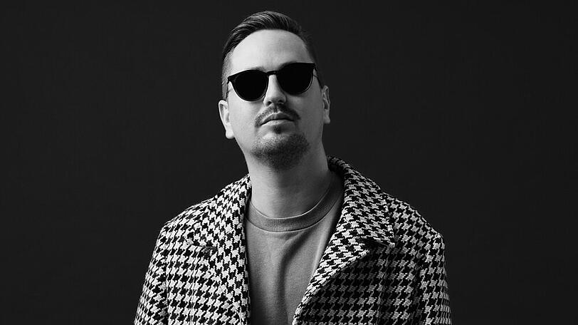 Robin Schulz durchbricht als erster deutscher Künstler die Schallmauer von zehn Airplay Nummer-eins-Hits.