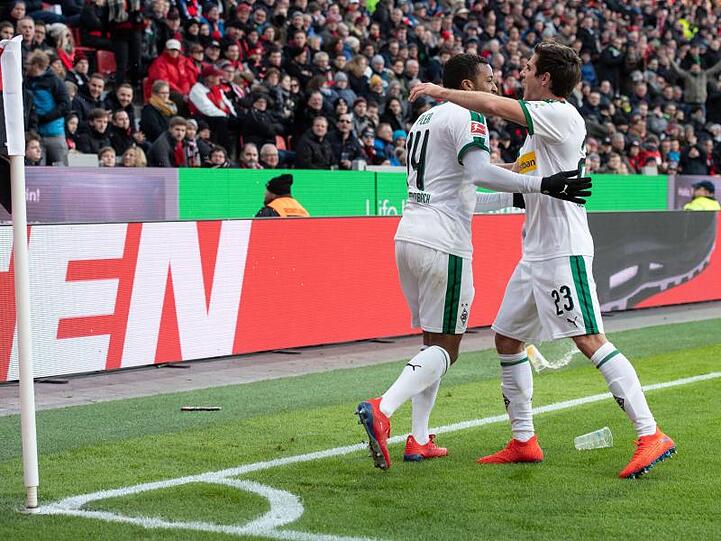 Der Gladbacher Torjäger Alassane Plea (l) erzielte das 1:0 in Leverkusen.