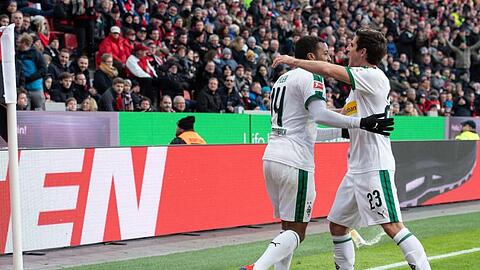 Der Gladbacher Torjäger Alassane Plea (l) erzielte das 1:0 in Leverkusen.