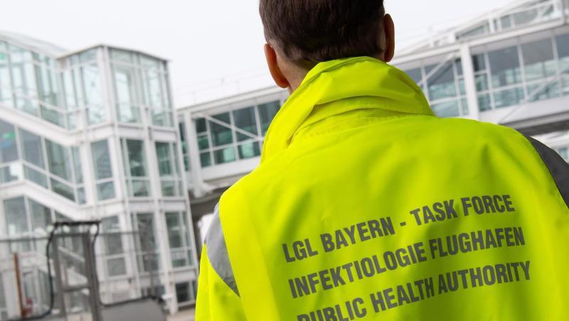 Ein Mitarbeiter der "Task Force - Infektiologie Flughafen". Foto: Sven Hoppe/dpa/Archivbild Ein Mitarbeiter der "Task Force - Infektiologie Flughafen". Foto: Sven Hoppe/dpa/Archivbild