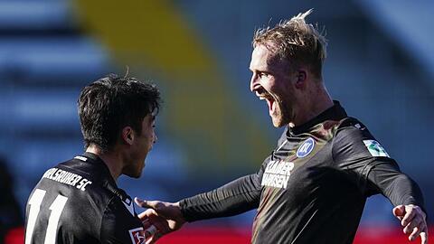 Karlsruhes Torschütze Kyoung-rok Choi (l) jubelt mit Philipp Hofmann über das Tor zum 3:2 gegen Sandhausen.