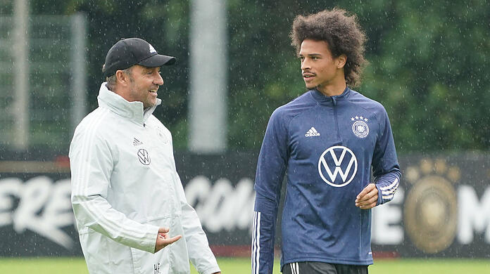Bundestrainer Hansi Flick und Bayern-Star Leroy Sané.