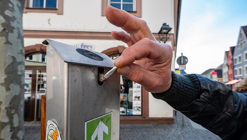 In Amberg sammelt ein Verein mit diesen Behältern Kippen.
