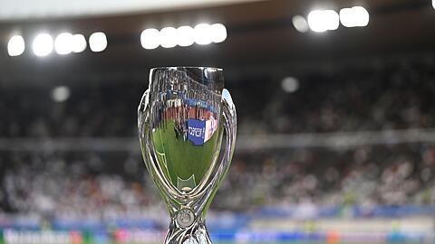 Finale im Olympiastadion Helsinki, der Pokal wird vor dem Spiel auf einem Podium aufgestellt.