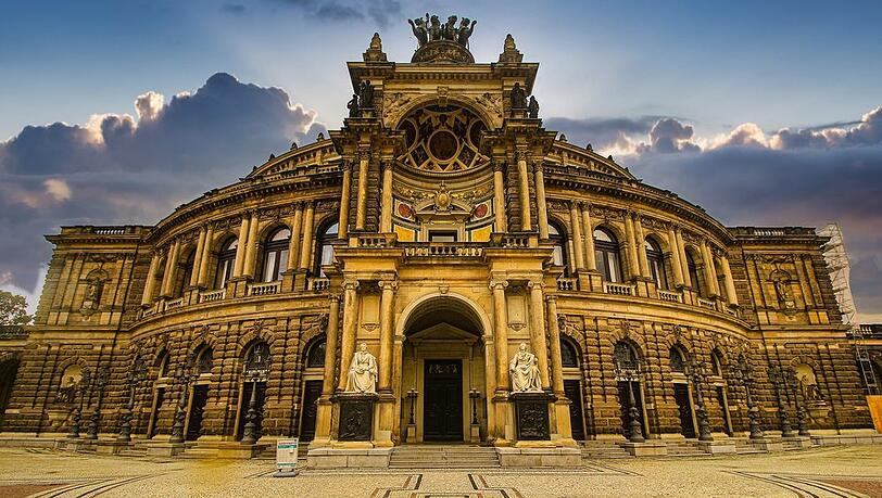Die Semperoper in Dresden ist eines der wohl imposantesten Opernhäuser der Welt. Die Semperoper in Dresden ist eines der wohl imposantesten Opernhäuser der Welt.