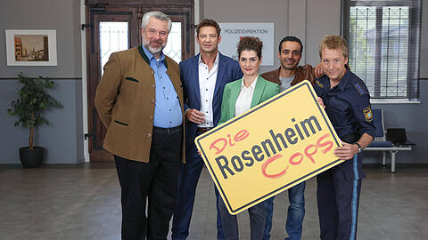 Bei den "Rosenheim-Cops" wird für gewöhnlich in bairischem Dialekt gesprochen. Doch ein Darsteller meldet sich nun auf Englisch bei seinen Fans.