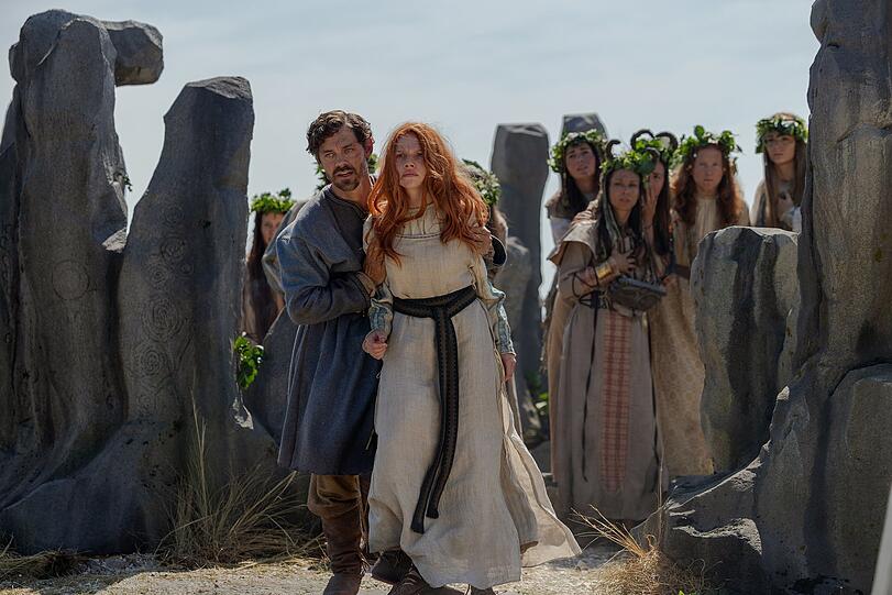 Loveinterest? Der Medicus Robe Cole (Tom Payne) steht einer Frau bei.