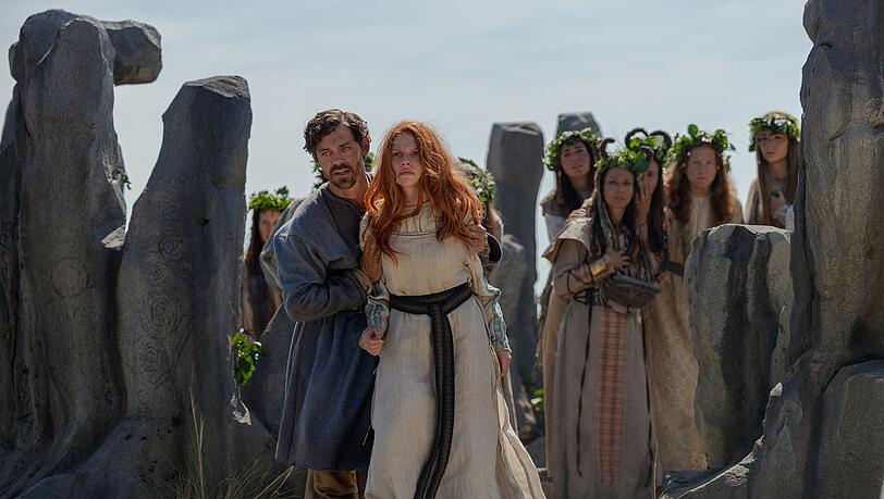 Loveinterest? Der Medicus Robe Cole (Tom Payne) steht einer Frau bei.