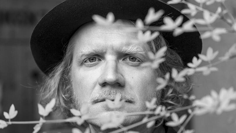 Der M&uuml;nchner Musiker, S&auml;nger und Songwriter Philip Bradatsch.