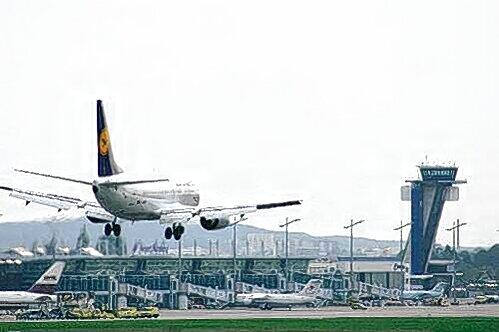 Ein Lufthansa-Jet landet am Nürnberger Flughafen. Fast alle Linien werden aber durch Eurowings bedient.