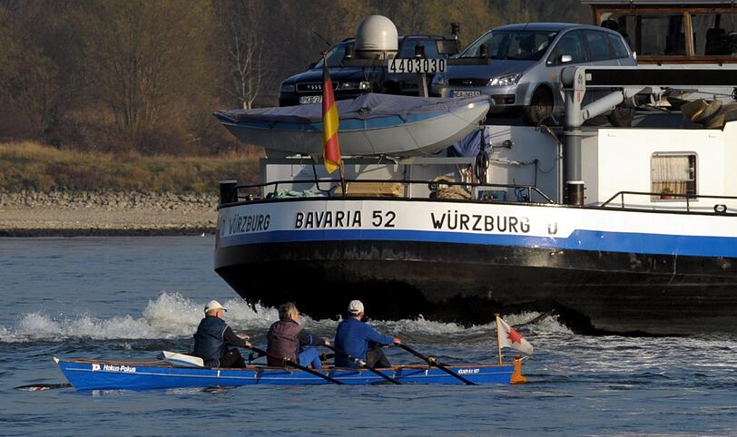 Nicht nur in Bayern macht sich die Trockenheit breit - im Rhein bei Köln ist Ende November ein Frachtschiff aufgelaufen