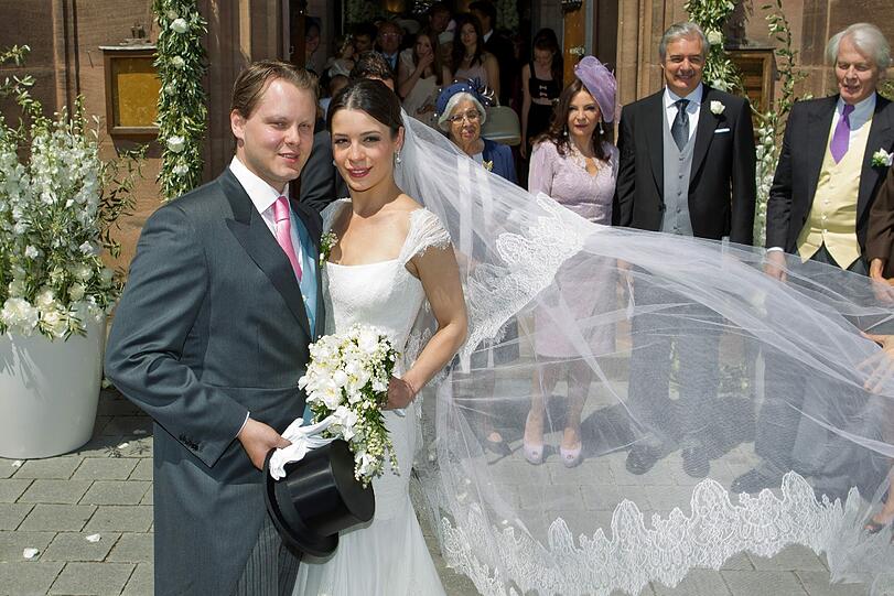 Der Sohn des Bleistiftherstellers Anton Wolfgang Graf von Faber-Castell, Charles Alexander, und seine Ehefrau Melisa Eliyesil haben am Samstag kirchlich geheiratet. Die Bilder von der Adelshochzeit!