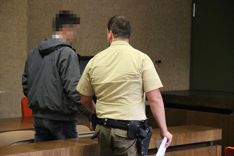 Prozess am Amtsgericht: Der mutmaßliche Täter Ali K. wird zur Anklagebank geführt.