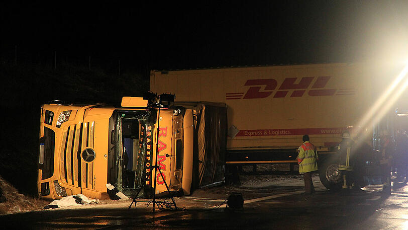 Auf der A71 ereigneten sich zwei Lkw-Unfälle unmittelbar nacheinander, einer davon mit tödlichem Ausgang. Die Bilder von der Unfallstelle.