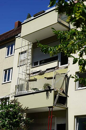Glücklicherweise war niemand auf dem Balkon, als der plötzlich runter krachte.
