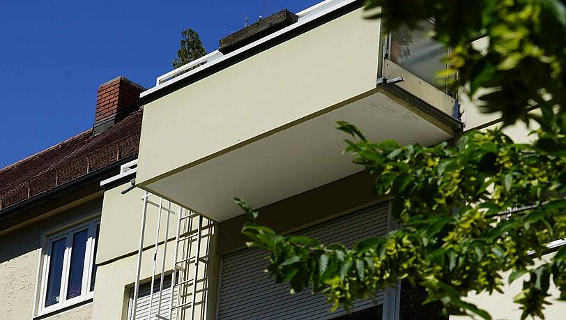 Glücklicherweise war niemand auf dem Balkon, als der plötzlich runter krachte. Glücklicherweise war niemand auf dem Balkon, als der plötzlich runter krachte.