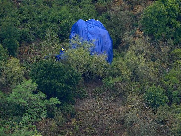 Die Hülle eines Heißluftballons hängt nach einem Unfall am Sonntagabend im Hang. Foto: Thomas Frey/dpa