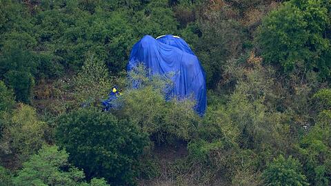 Die Hülle eines Heißluftballons hängt nach einem Unfall am Sonntagabend im Hang. Foto: Thomas Frey/dpa
