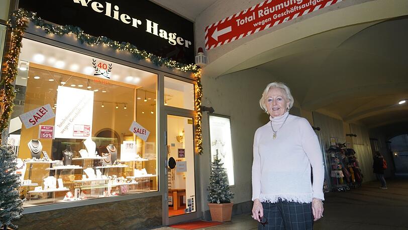 Abschied nach 50 Jahren: Johanna Hager (73), deren Familie seit vier Generationen am Stachus ein Juweliergeschäft betreibt, hört auf. Abschied nach 50 Jahren: Johanna Hager (73), deren Familie seit vier Generationen am Stachus ein Juweliergeschäft betreibt, hört auf.