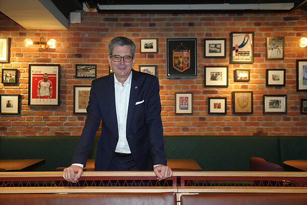 Alexander Bieber ist stolz auf das neue Champions Restaurant.