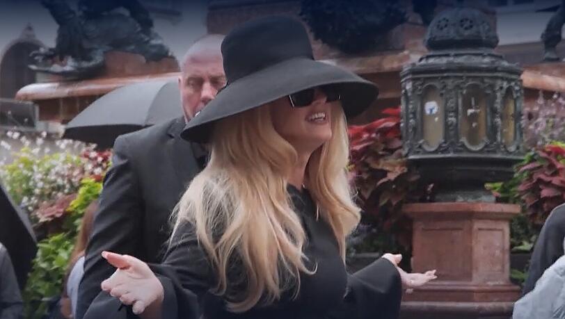Hunderte Touristen dachten, sie begegneten Superstar Adele – unter dem Hut steckte aber Barbara Schöneberger. Hunderte Touristen dachten, sie begegneten Superstar Adele – unter dem Hut steckte aber Barbara Schöneberger.