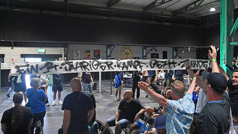 Bei der 1860-Mitgliederversammlung feiern einige Fans das Ismaik-Aus mit einem Spruchband: "Ein 14-jähriger Kampf geht zu Ende!" Bei der 1860-Mitgliederversammlung feiern einige Fans das Ismaik-Aus mit einem Spruchband: "Ein 14-jähriger Kampf geht zu Ende!"