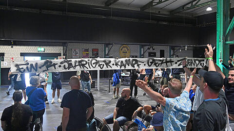 Bei der 1860-Mitgliederversammlung feiern einige Fans das Ismaik-Aus mit einem Spruchband: "Ein 14-jähriger Kampf geht zu Ende!"