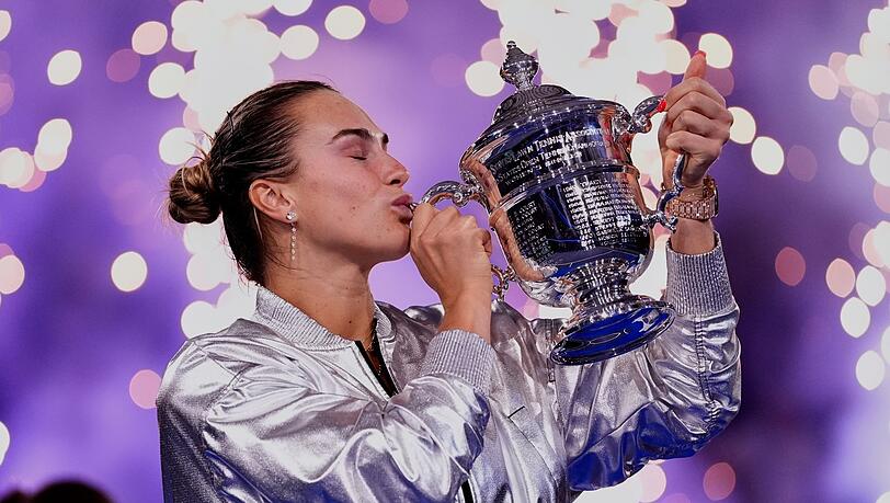 Ein Küsschen für den Pokal: Aryna Sabalenka ist in New York die Beste.