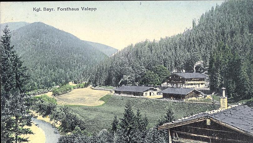 Der Blick auf das "Königlich Bayerische Forsthaus“ 1935. Nun steht das ganze Areal rund um das Forsthaus Valepp unter Ensembleschutz – nicht mehr nur einzelne Gebäude. Der Blick auf das "Königlich Bayerische Forsthaus“ 1935. Nun steht das ganze Areal rund um das Forsthaus Valepp unter Ensembleschutz – nicht mehr nur einzelne Gebäude.