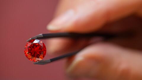 Laut Bestatterverband geht es vor allem darum, den Verstorbenen näher bei sich zu behalten. (Archivbild)