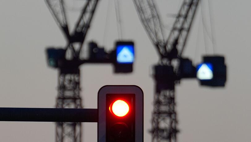 Die Bundesregierung erwartet einen deutlichen Konjunktur-D&auml;mpfer im zweiten Quartal. (Archivbild)
