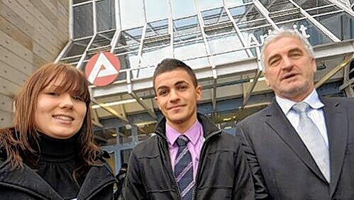 Neue Lehrstelle: Tanja Herbst und Rauand Nouri mit Telekom-Ausbildungsleiter Josef Diederichs. Neue Lehrstelle: Tanja Herbst und Rauand Nouri mit Telekom-Ausbildungsleiter Josef Diederichs.
