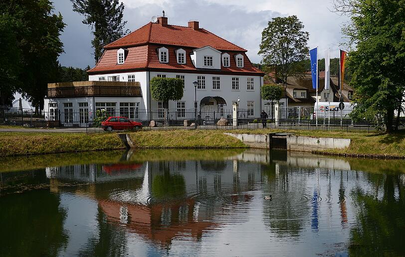 Im Hotel Dwor Oliwski in Danzig ist man auf die deutsche Nationalmannschaft bestens vorbereitet. Hier wird Jogis Elf die nächsten Wochen residieren - die Bilder.