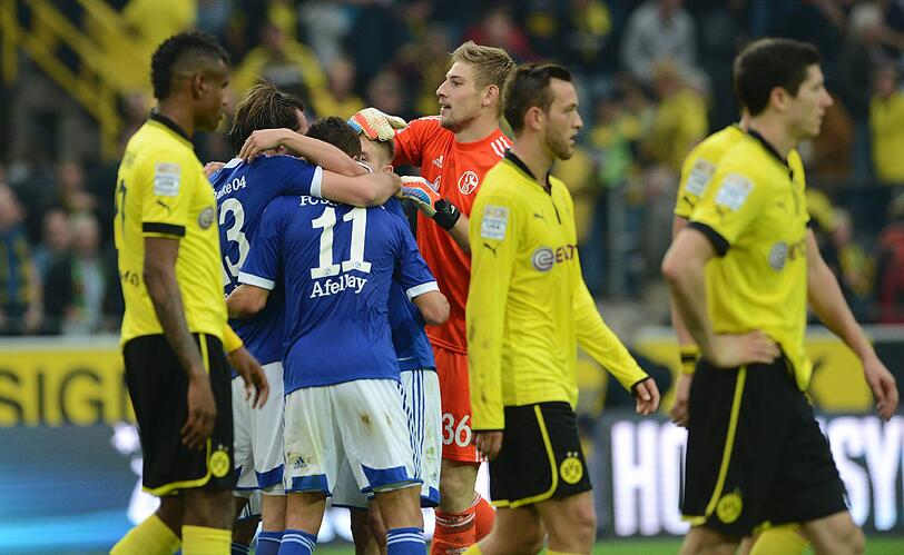 Ratlosigkeit in Dortmund: die Serie der ungeschlagenen Spielen zu Hause reißt ausgerechnet gegen den Erzrivalen aus Gelsenkirchen.