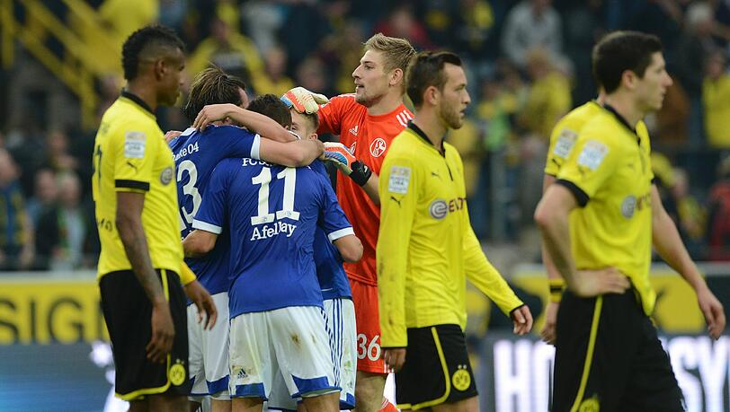 Ratlosigkeit in Dortmund: die Serie der ungeschlagenen Spielen zu Hause reißt ausgerechnet gegen den Erzrivalen aus Gelsenkirchen. Ratlosigkeit in Dortmund: die Serie der ungeschlagenen Spielen zu Hause reißt ausgerechnet gegen den Erzrivalen aus Gelsenkirchen.