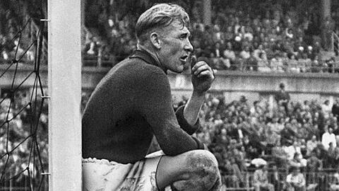 Bernd («Bert») Trautmann von Manchester City bei einem Freundschaftsspiel gegen den FSV Frankfurt im Frankfurter Waldstadion.