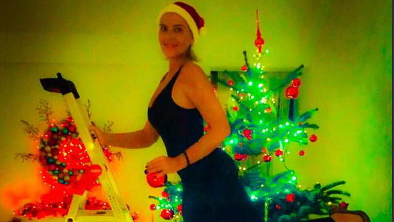 Natascha Ochsenknecht posiert vor ihrem grell beleuchteten Weihnachtsbaum Natascha Ochsenknecht posiert vor ihrem grell beleuchteten Weihnachtsbaum