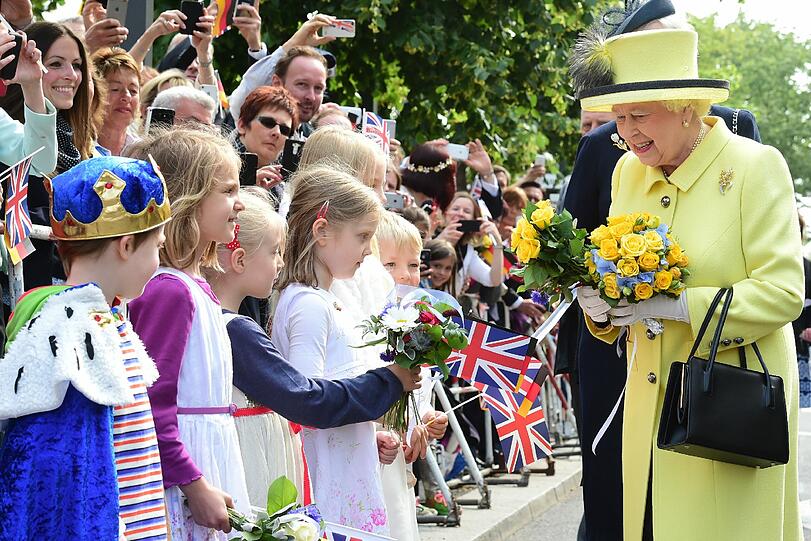 Queen Elizabeth II. vor dem Brandenburger Tor. Die Bilder vom Spaziergang und dem Bad in der Menge.